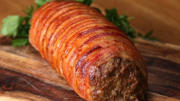 A darált húst összetekeri sajttal és szalonnával! Baconimádóknak kötelező A darált húst összetekeri sajttal és szalonnával! Baconimádóknak kötelező