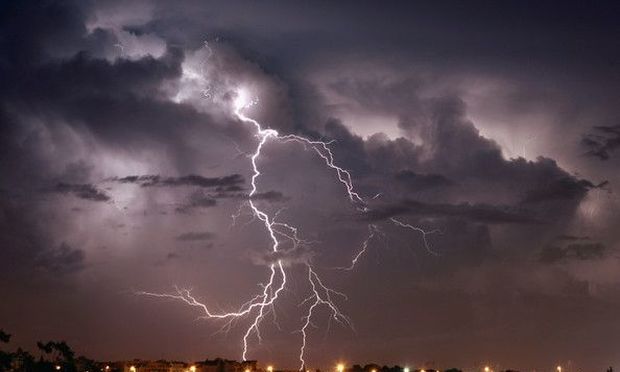 Nemsokára lecsap a hidegfront: nem árt bekészíteni az esernyőket Nemsokára lecsap a hidegfront: nem árt bekészíteni az esernyőket